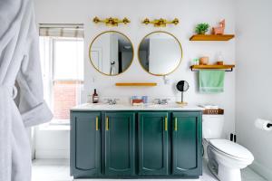 um banheiro com um armário verde e dois espelhos em Jungle House Luxury Homes - Columbus Downtown Short North - Steps to Convention Center & Nationwide Arena - Sleeps up to 10 - Free Parking - Over 5,800 Five Stars em Columbus