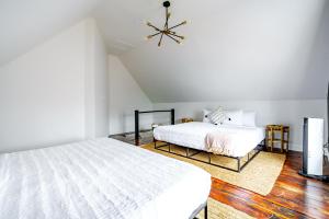 um quarto branco com uma cama e uma ventoinha em Jungle House Luxury Homes - Columbus Downtown Short North - Steps to Convention Center & Nationwide Arena - Sleeps up to 10 - Free Parking - Over 5,800 Five Stars em Columbus mais 56 fotografias
