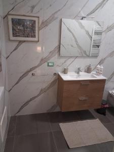 Et badeværelse på Bellavista Trani Rooms