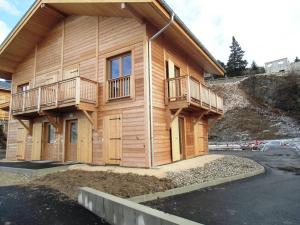 a house is being constructed with wood at Chalet mitoyen 3 niveaux, jusqu'à 8 pers, animaux admis - FR-1-549-105 in Chamrousse