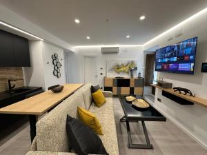 乌贝达Hovalis Sites, The Showroom的客厅里有一张沙发和一张桌子。