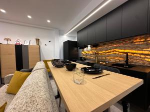 乌贝达Hovalis Sites, The Showroom的带桌子和壁炉的餐厅