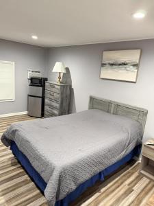 ein Schlafzimmer mit einem Bett und einer Küche darin in der Unterkunft By The Way Motel Lake Bluff in Lake Bluff + 6 Fotos