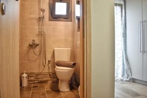 Ένα μπάνιο στο A modern apartment in the village of Venerato +14 φωτογραφίες