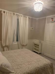 Ένα ή περισσότερα κρεβάτια σε δωμάτιο στο La Source des vignes