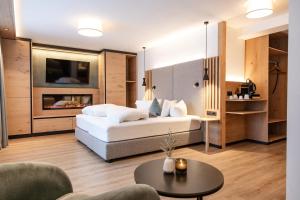 una habitación de hotel con una cama y una mesa en Hotel Wiese, en Sankt Leonhard im Pitztal 74 fotos más