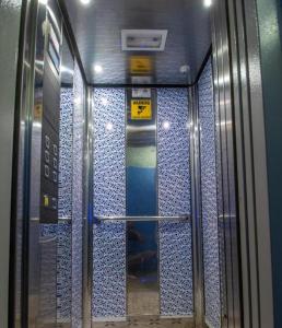 Hotel Dar Annasr في شفشاون: مصعد في قطار مترو أنفاق بباب زجاجي