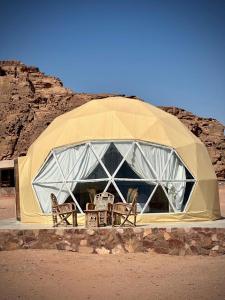 ワディ・ラムにあるAhmad Camp Rumのドームテントの椅子