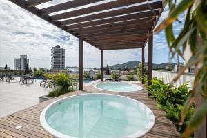 Üldine mäevaade või majutusasutusest Apto Penha a 300M PRAIA 8 min do BETO CARREIRO com PISICNA, sacada com CHURRASQUEIRA privativa, AR CONDICIONADO Wi Fi, PORTARIA 24h,vaga privativa de GARAGEM pildistatud vaade