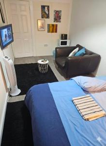a living room with a bed and a couch at YouShelter in London