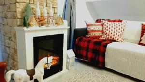 Χώρος καθιστικού στο Gelbe Koffer - "Stilvolle Design-Maisonette" in Schiffweiler - 2 Etagen - Self-Check-in - 2 Parkplätze - WLAN - Balkon & Garten - ruhig - Nähe See & Wald - bis 7 Pers