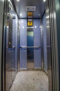 Hotel Dar Annasr في شفشاون: مصعد في قطار مترو مع علامة على الباب +16 صورة