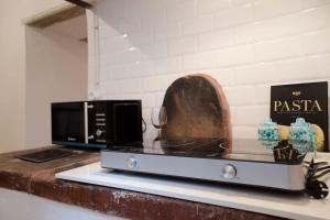 a kitchen counter with a microwave and a counter top with a counter top at Il Leoncino Loft con vista sulla Piazza in Pistoia
