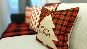 Ένα ή περισσότερα κρεβάτια σε δωμάτιο στο Gelbe Koffer - "Stilvolle Design-Maisonette" in Schiffweiler - 2 Etagen - Self-Check-in - 2 Parkplätze - WLAN - Balkon & Garten - ruhig - Nähe See & Wald - bis 7 Pers +40 φωτογραφίες