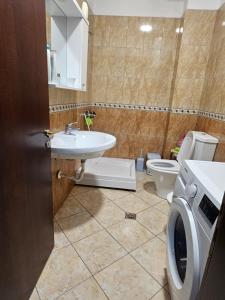 Un baño con lavabo e inodoro en Apartamente Noel Vlore, en Vlorë