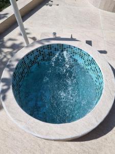 Hồ bơi trong/gần Sítio com Casa de Madeira com 2 quartos 100m2 px Centro de Salesópolis