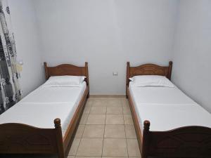 Habitación con 2 camas individuales y suelo de baldosa. en Apartamente Noel Vlore, en Vlorë 1 foto más