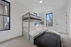 Ένα ή περισσότερα κρεβάτια σε δωμάτιο στο Jungle House Luxury Homes - Columbus Downtown Short North - Near Convention Center & Nationwide Arena - Sleeps up to 15 - Free Parking - Over 5,800 Five Stars