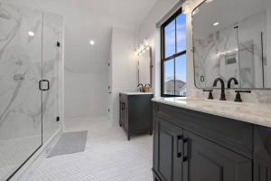 Ένα μπάνιο στο Jungle House Luxury Homes - Columbus Downtown Short North - Near Convention Center & Nationwide Arena - Sleeps up to 15 - Free Parking - Over 5,800 Five Stars