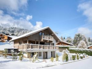 圣热尔韦莱班Chalet moderne à Saint-Gervais, 10 pers, sauna, proche pistes, parking, wifi - FR-1-663-46的冬天的房子,地面上积雪