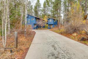 ein blaues Haus im Wald neben einer Straße in der Unterkunft Mtn-View Cabin with Game Room and Deck in Flagstaff in Mountainaire