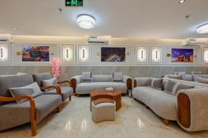 una grande sala d'attesa con divani e tavoli di فندق رفاهية الكرام a Al Khansāk