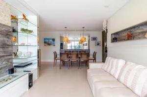 Η κουζίνα ή μικρή κουζίνα στο Cobertura com jacuzzi 2 minutos da praia