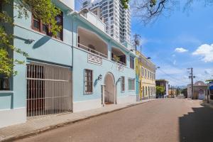 un edificio azul al costado de una calle en Old San Juan Prime Blue Harbor by PH, en San Juan