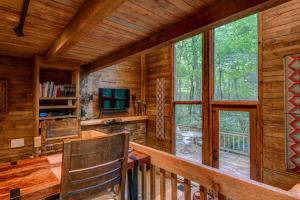 Una televisión o centro de entretenimiento en The Dog House