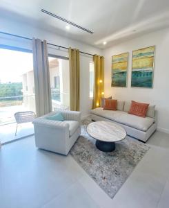 O zonă de relaxare la Grand Harbour Hot Spot - Convenient Cayman Stay