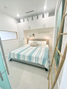 Un pat sau paturi într-o cameră la Grand Harbour Hot Spot - Convenient Cayman Stay