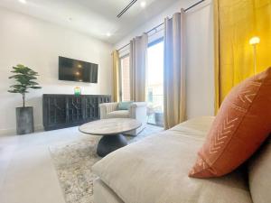 Un televizor și/sau centru de divertisment la Grand Harbour Hot Spot - Convenient Cayman Stay