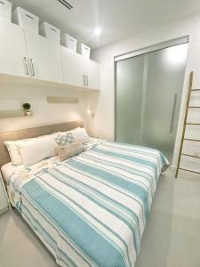 Un pat sau paturi într-o cameră la Grand Harbour Hot Spot - Convenient Cayman Stay