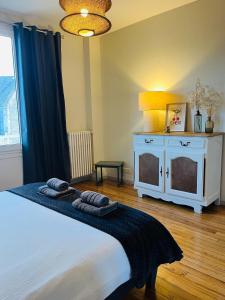 a bedroom with a bed with two towels on it at Le 5 - Spacieux 2 pièces Caen Centre Le Port in Caen