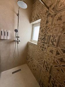 Ένα μπάνιο στο AS3 - The Alley Suites Apartment in Gudja