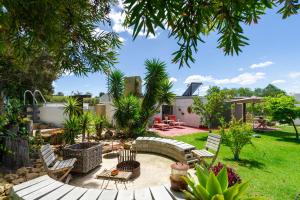 Κήπος έξω από το The smallest farm in Africa ELGIN