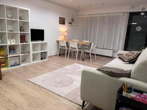 Una televisión o centro de entretenimiento en Familienfreundliche Ferienwohnung an der Antoniuslinde im Kurort