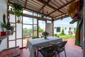 Κήπος έξω από το The smallest farm in Africa ELGIN