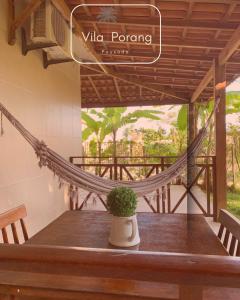 un'amaca nella sala da pranzo di una villa di Vila Porang Pousada a São Miguel dos Milagres
