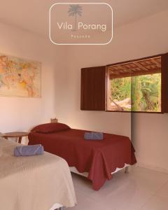 una camera da letto con due letti e una finestra di Vila Porang Pousada a São Miguel dos Milagres