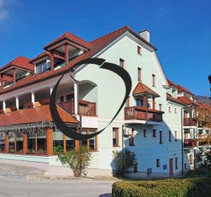 Το κτήριο όπου στεγάζεται  το ξενοδοχείο διαμερισμάτων