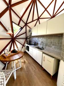 a kitchen with a wooden ceiling and a wooden table at Cabana da Lua - Sua melhor experiência em um domo in Teresópolis +20 photos