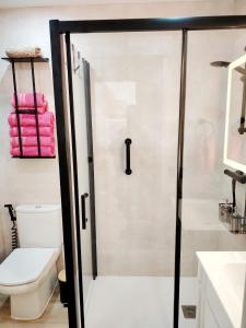 Et badeværelse på Tranquilo apartamento con vistas al mar.