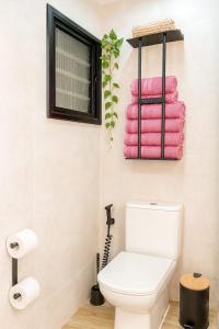 Et badeværelse på Tranquilo apartamento con vistas al mar. + 44 billeder