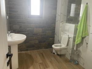 Ένα μπάνιο στο Hans & Hanna's Villa