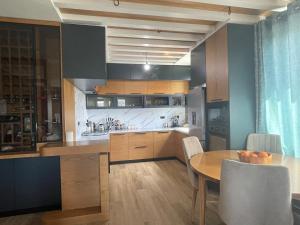 Η κουζίνα ή μικρή κουζίνα στο Hans & Hanna's Villa