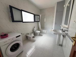 ein Badezimmer mit Waschmaschine und Toilette in der Unterkunft casa el lajiar in Orzola + 25 Fotos