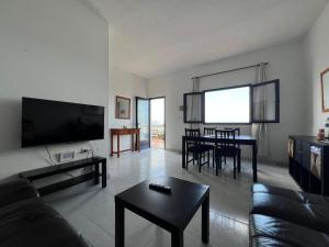 ein Wohnzimmer mit Sofa und Tisch in der Unterkunft casa el lajiar in Orzola