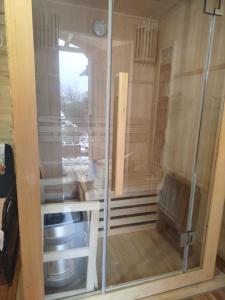 porta a vetri in camera con pavimento in legno di Chatka pod lasem Szczyrk a Szczyrk Altre 7 foto