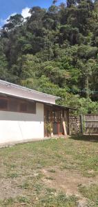 RivasにあるRustic two bedroom house right by the Chirripo riverの山を背景にした家